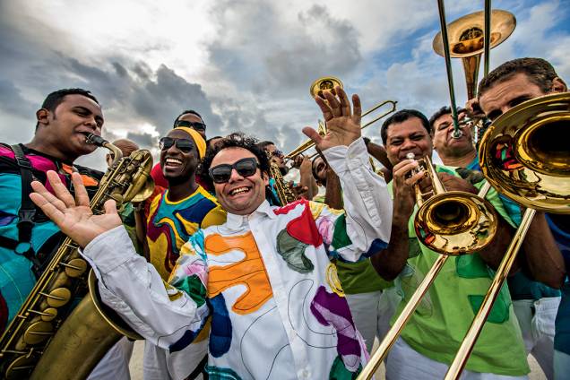 Alma das ruas - Não há Carnaval no Recife sem orquestras de frevo — e também elas já fogem das convenções. Maestro Forró (no centro da foto) é o mentor da Bomba do Hemetério, grupo de performances incendiárias. Alma das ruas - Não há Carnaval no Recife sem orquestras de frevo — e também elas já fogem das convenções. Maestro Forró (no centro da foto) é o mentor da Bomba do Hemetério, grupo de performances incendiárias.