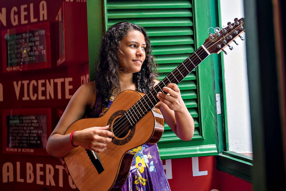POP, VIOLA E JAZZ - Laís de Assis transporta a ferveção carnavalesca do Recife para o universo mais sereno da viola sertaneja.