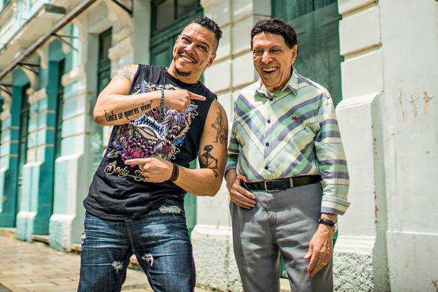 O ritmo atravessa gerações - Claudionor Germano, um dos maiores intérpretes do gênero pernambucano, converteu Morena Tropicana, de Valença e Vicente Barreto, em sucesso do Carnaval do Recife. Seu filho, Nonô Germano (à esq.), quer lançar o “frevo de balada”, com letras que lembram Wesley Safadão O ritmo atravessa gerações - Claudionor Germano, um dos maiores intérpretes do gênero pernambucano, converteu Morena Tropicana, de Valença e Vicente Barreto, em sucesso do Carnaval do Recife. Seu filho, Nonô Germano (à esq.), quer lançar o “frevo de balada”, com letras que lembram Wesley Safadão