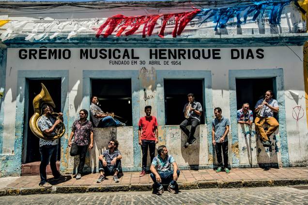 Alma das ruas - A Orquestra Contemporânea de Olinda (acima, no Grêmio Musical Henrique Dias, tradicional escola de frevo) também se dedica a outros ritmos pernambucanos, mas tem o frevo no DNA. Alma das ruas - A Orquestra Contemporânea de Olinda (acima, no Grêmio Musical Henrique Dias, tradicional escola de frevo) também se dedica a outros ritmos pernambucanos, mas tem o frevo no DNA.
