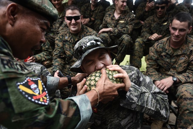 Sargento tailandês força um militar sul-coreano a morder um abacaxi durante o exercicio militar conjunto na província costeira de Chonburi, na Tailândia - 19/02/2018