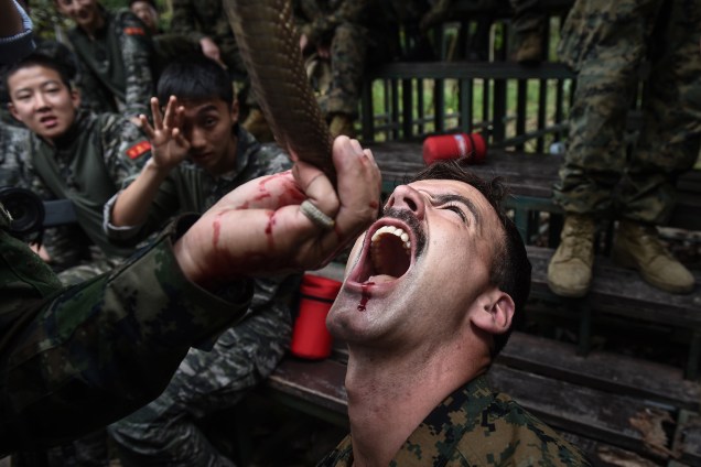 Marine americano bebe o sangue de uma cobra durante um exercício de sobrevivência na selva como parte do exercício militar conjunto "Cobra Gold 2018" na Tailândia - 19/02/2018