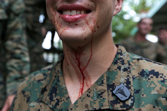 Marine americano sorri enquanto o sangue de uma cobra goteja de sua boca durante um exercício de sobrevivência da selva em uma base militar na província de Chonburi, Tailândia - 19/02/2018