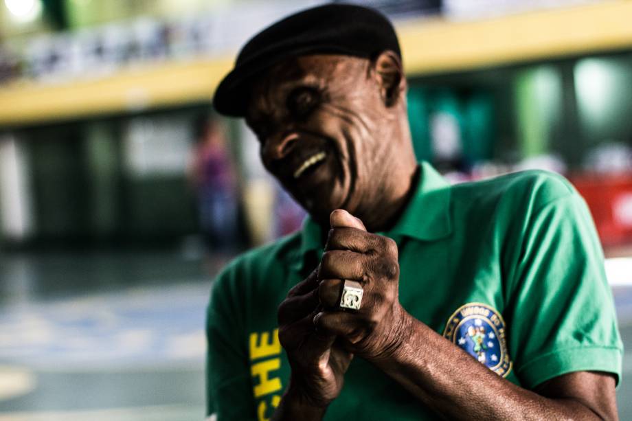 Seu Carlão, 87 anos, lembra dos tempos de menino, nas rodas de jongo