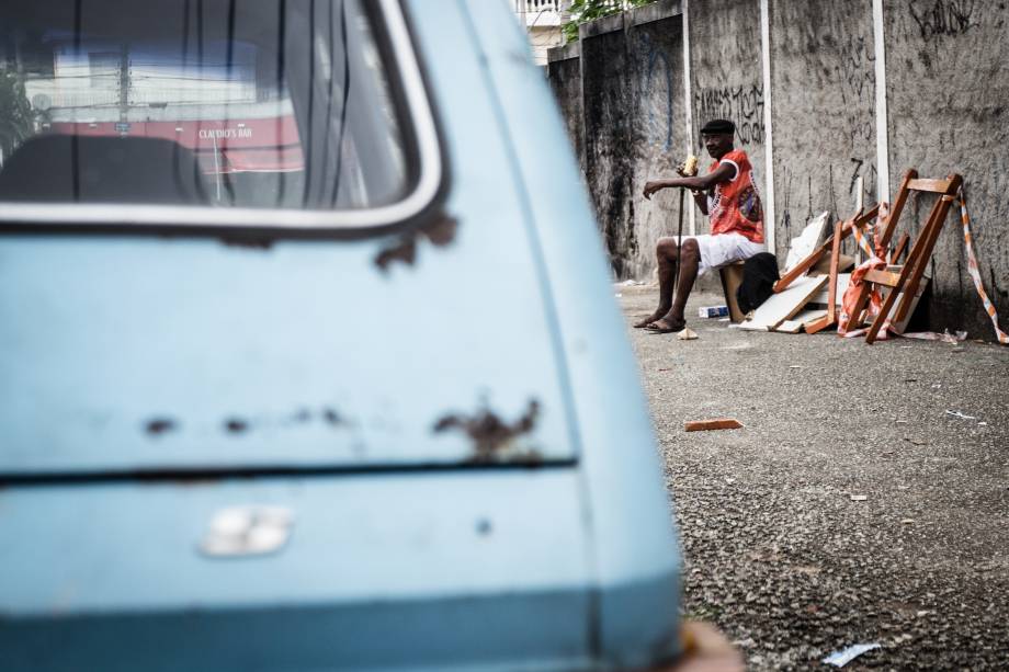 O descanso e a cerveja merecida enquanto o desfile do bloco Sovaco de Cobra encara uma rua mais íngreme, no bairro paulistano da Casa Verde