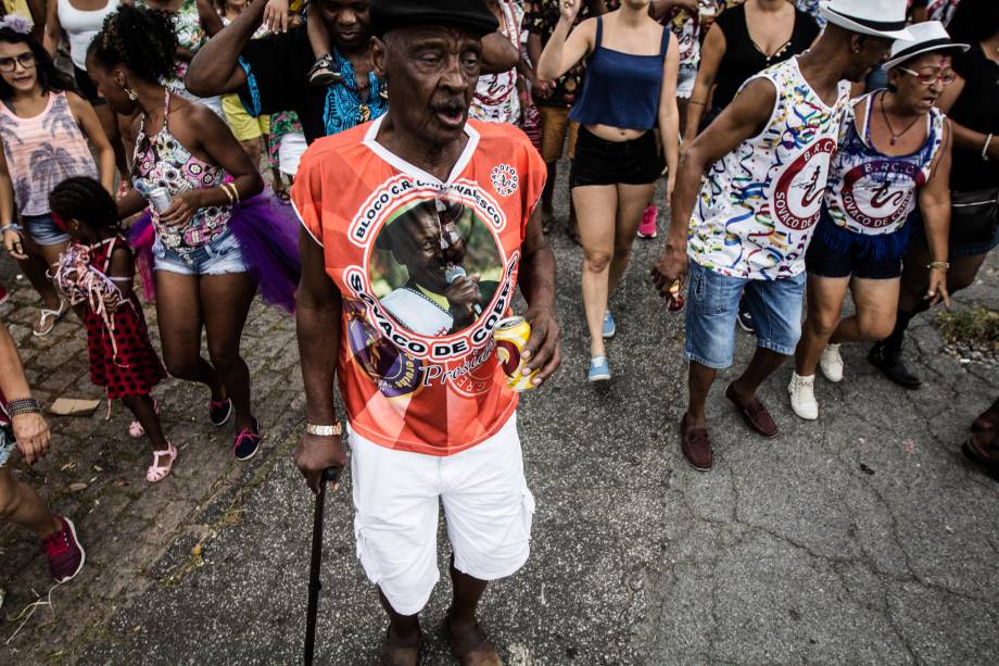Seu Carlão caminha à frente do bloco Sovaco de Cobra nas ruas do bairro da Casa Verde na zona Norte de São Paulo