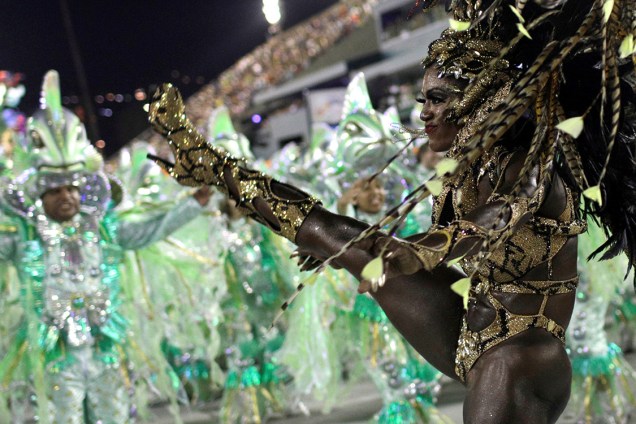 Imperatriz Leopoldinense desfila na Marques de Sapucaí durante o segundo dia do Grupo Especial no carnaval carioca - 13/02/2018