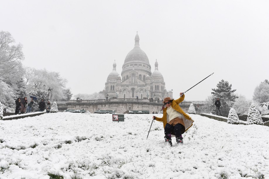 Mulher esquia em uma colina coberta de neve em frente à Basílica do Sagrado Coração em Paris - 06/02/2018