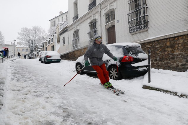 Homem aproveita para esquiar em uma rua coberta de neve em Montmartre, após uma forte nevasca em Paris - 07/02/2018