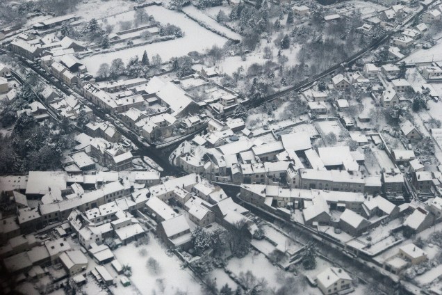 Imagem aérea mostra casas cobertas de neve em um subúrbio do sul de Paris, perto de Orly - 07/02/2018