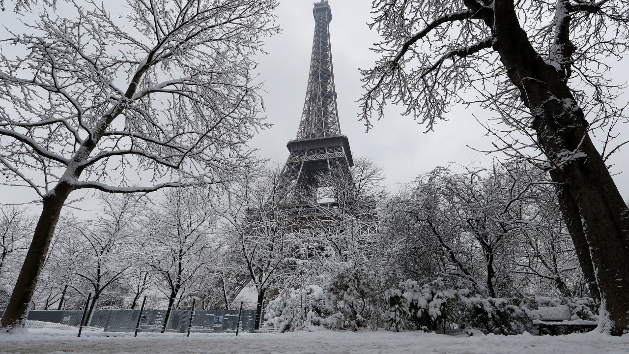 Inverno rigoroso provoca nevasca em Paris