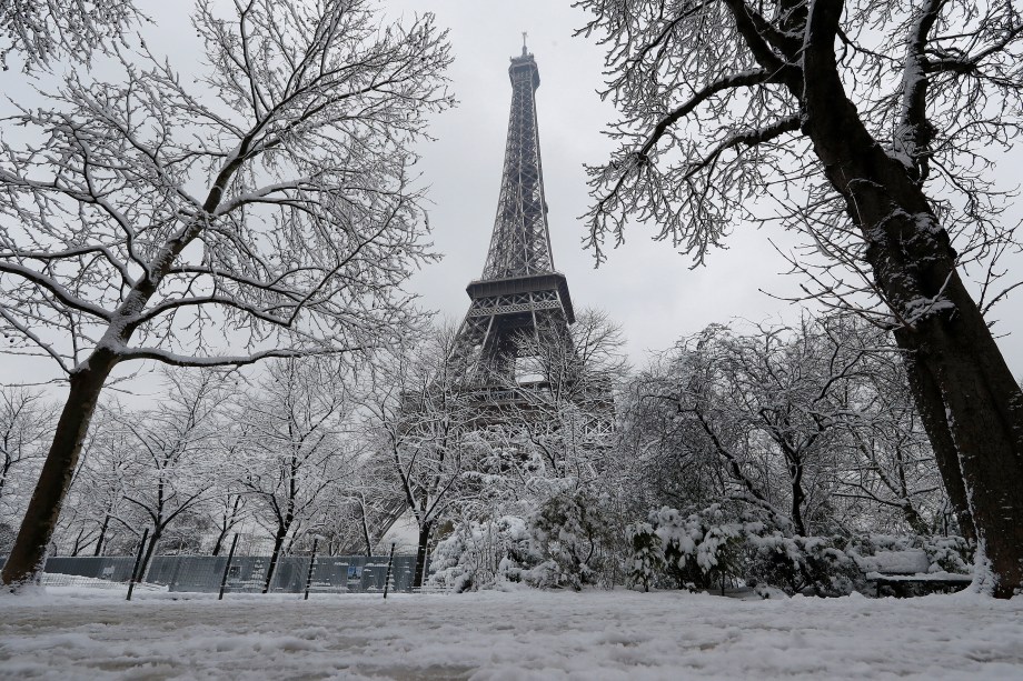 Árvores cobertas de neve são vistas no entorno da Torre Eiffel em Paris, à medida em que o clima de inverno com neve e temperaturas congelantes chegam na França - 07/02/2018