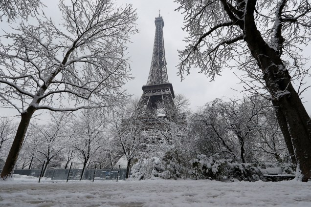 Árvores cobertas de neve são vistas no entorno da Torre Eiffel em Paris, à medida em que o clima de inverno com neve e temperaturas congelantes chegam na França - 07/02/2018