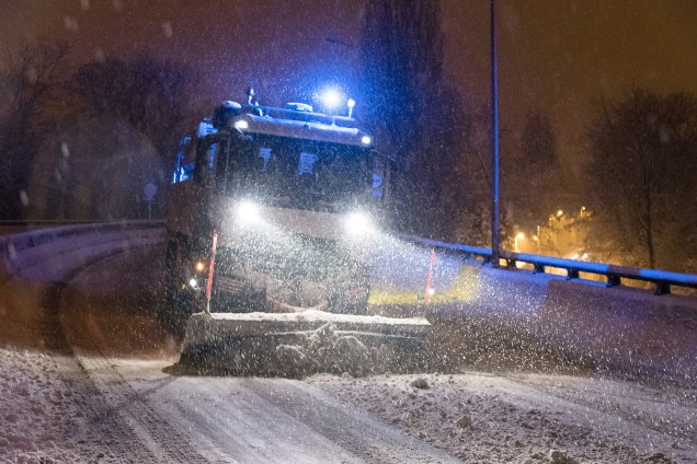 Caminhão remove a neva da estrada principal N118, perto de Velizy-Villacoublay após fechamento provocado por um forte nevasca no norte da França - 07/02/2018