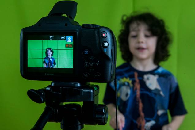 Christopher (Kiki), 6 anos, durante a gravação em aula para a abertura de um vídeo do seu canal no Youtube - 27/02/2018