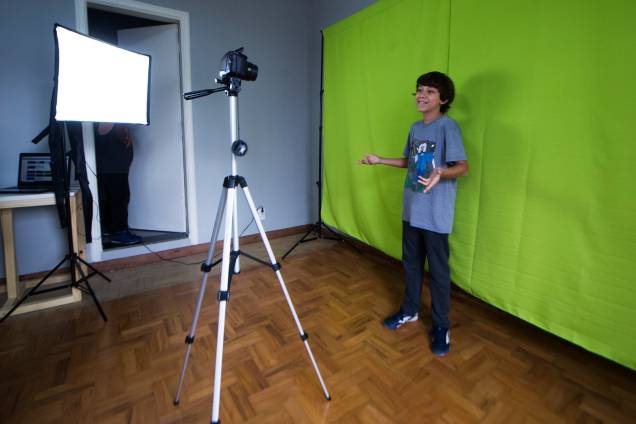 Erick, 11 anos, durante a gravação em aula para a abertura de um vídeo do seu canal no Youtube - 27/02/2018
