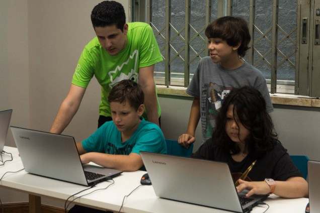 Lucas, Christopher (Kiki), e Nicholas durante instrução do Professor Lucas na Happy Code - 27/02/2018 Lucas, Christopher (Kiki), e Nicholas durante instrução do Professor Lucas na Happy Code - 27/02/2018
