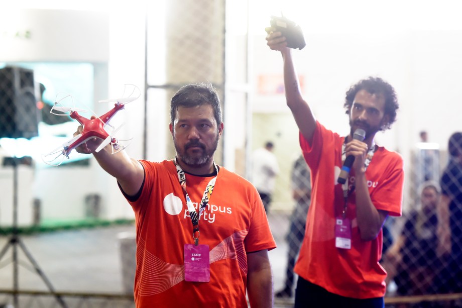 Organizadores ensinam público comandos básicos para pilotar drone durante a Campus Party 2018