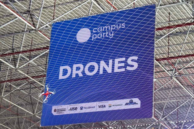 Arena de Drones montada no Pavilhão do Anhembi, em São Paulo durante a Campus Party. Entre as competições estão a batalha e a corrida entre drones