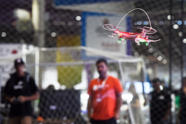 Drone sobrevoa arena de obstáculos na Campus Party 2018, no Pavilhão do Anhembi, em São Paulo