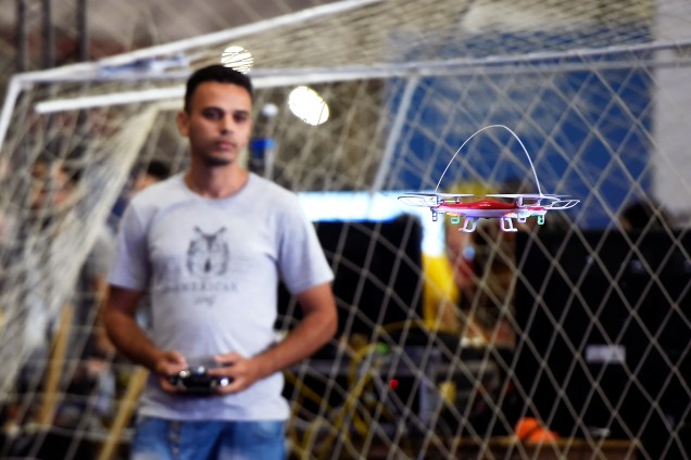 Jovem aprende a pilotar drone na arena da Campus Party 2018. Público pode participar de batalha entre dispositivos para derrubar o adversário