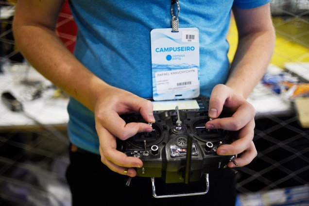 Corredor profissional pilota drone durante demonstração para o público na Campus Party 2018