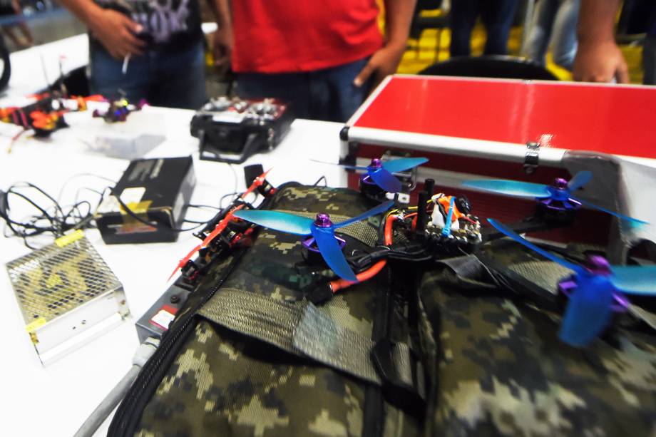 Pilotos se preparam antes de corrida no Campeonato Brasileiro de Drones, que acontece na Campus Party 2018