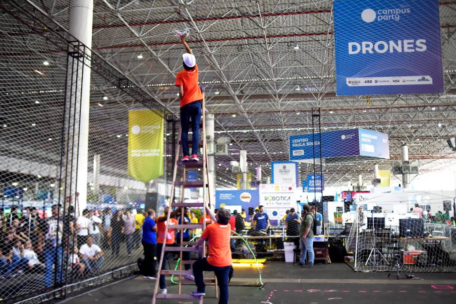 Funcionários resgatam os drones presos durante as competições na Arena de Drones montada no Pavilhão do Anhembi, em São Paulo na Campus Party 2018