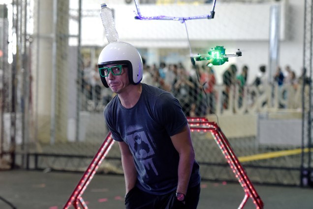 Rodrigo Piologo, da dupla Irmãos Piologo, participa de demonstração com drone na arena da Campus Party 2018
