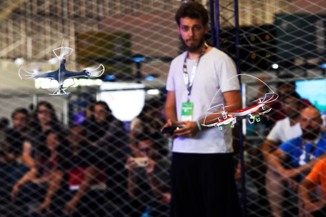 Jovem participa de duelo entre drones na arena da Campus Party 2018. Público pode pilotar equipamentos