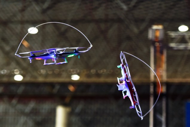 Drones batalham durante campeonato na Campus Party 2018. Público pode pilotar dispositivos