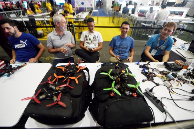 Pilotos de drone profissionais exibem equipamentos antes de corrida na Campus Party 2018