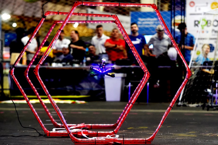 Drones passam por obstáculos em corrida do Campeonato Brasileiro de Drones, na Campus Party 2018