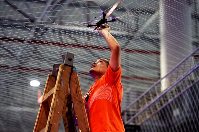 Funcionários resgatam os drones presos durante as competições na Arena de Drones montada no Pavilhão do Anhembi, em São Paulo na Campus Party 2018