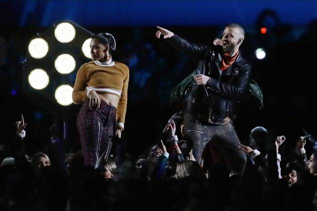 Justin Timberlake, sempre bem humorado, acena para público durante o show do intervalo do Super Bowl 2018