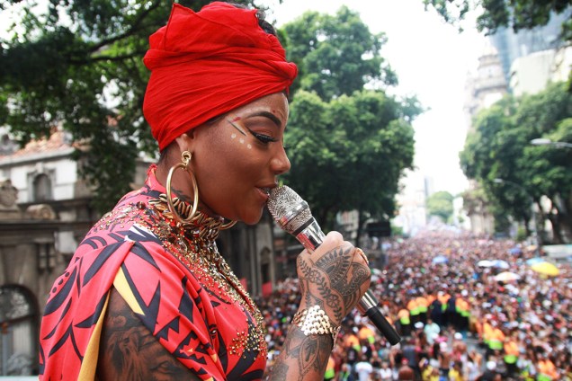 A cantora Ludmilla comanda o bloco Fervo da Lud, no Rio