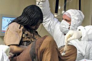 Peça-chave – Cientistas retiram amostra de cabelo de La Doncella: a jovem foi figura central em ritual de sacrifício humano
