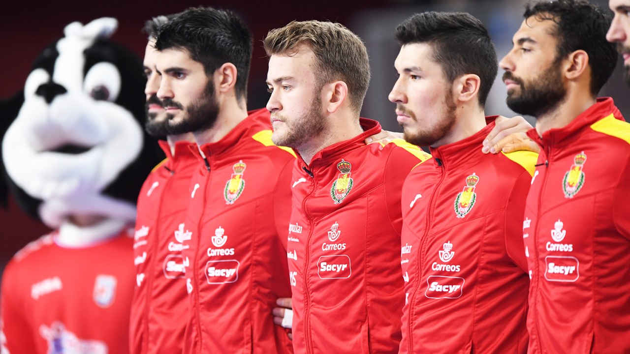 Jogadores espanhóis de handebol escutam o Hino Nacional antes de partida contra a Dinamarca - 17/01/2018