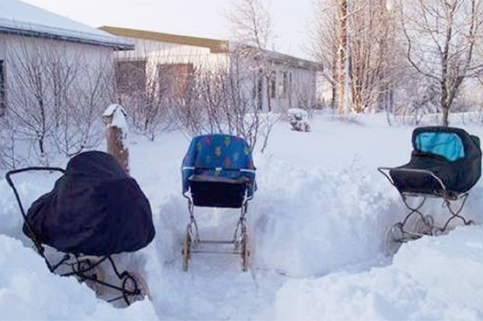 Bebês finlandeses dormem fora de casa