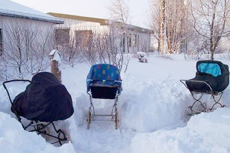 Bebês finlandeses dormem em carrinhos, fora de casa