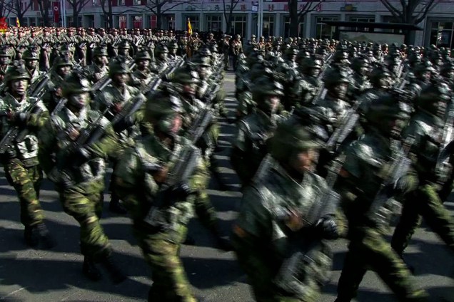 Membros do Exército da Coreia do Norte participam de um desfile na Praça Kim Il Sung em Pyongyang para marcar o 70º aniversário de suas forças armadas - 08/02/2018