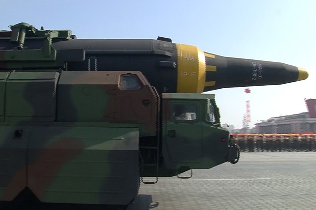 Veículo militar carregando um míssil é exibido durante desfile na Praça Kim Il Sung, em Pyongyang na Coreia do Norte - 08/02/2018