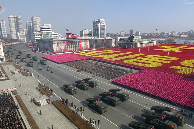 Desfile militar reúne multidão na praça Kim Il Sung em Pyongyang para marcar os 70 anos das forças armadas norte-coreanas - 08/02/2018