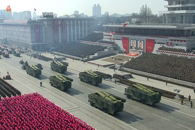 Desfile militar reúne multidão na praça Kim Il Sung em Pyongyang para marcar os 70 anos das forças armadas norte-coreanas - 08/02/2018North Korea staged a military parade in Pyongyang on February 8 to mark the 70th anniversary of its armed forces, in a show of strength just a day before the Pyeongchang 2018 Winter Olympic Games open in the South. / AFP PHOTO / KCTV / KCTV / -----EDITORS NOTE --- RESTRICTED TO EDITORIAL USE - MANDATORY CREDIT "AFP PHOTO / KCTV" - NO MARKETING - NO ADVERTISING CAMPAIGNS - DISTRIBUTED AS A SERVICE TO CLIENTS - NO ARCHIVES
