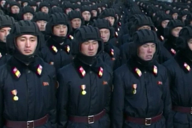 Membros do Exército da Coreia do Norte participam de um desfile na Praça Kim Il Sung em Pyongyang para marcar o 70º aniversário de suas forças armadas - 08/02/2018