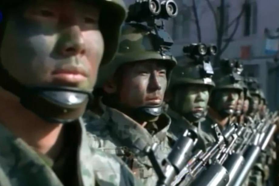 Membros do Exército da Coreia do Norte participam de um desfile na Praça Kim Il Sung em Pyongyang para marcar o 70º aniversário de suas forças armadas - 08/02/2018