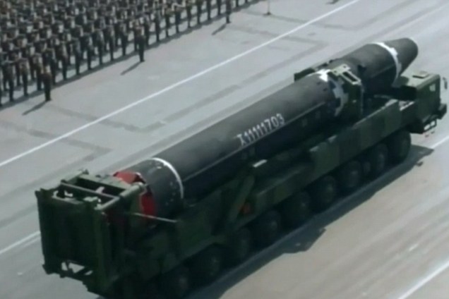 Veículo militar carregando um míssil é exibido durante desfile na Praça Kim Il Sung, em Pyongyang na Coreia do Norte - 08/02/2018