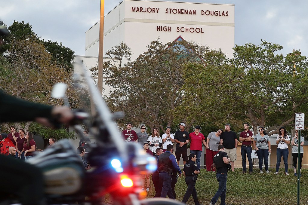 Estudantes de escola da Flórida voltam às aulas após tiroteio