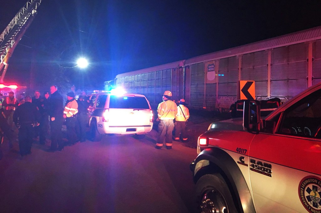 Equipes de emergência chegam ao local onde dois trens colidiram no condado de Lexington, localizado no estado americano da Carolina do Sul - 04/02/2018