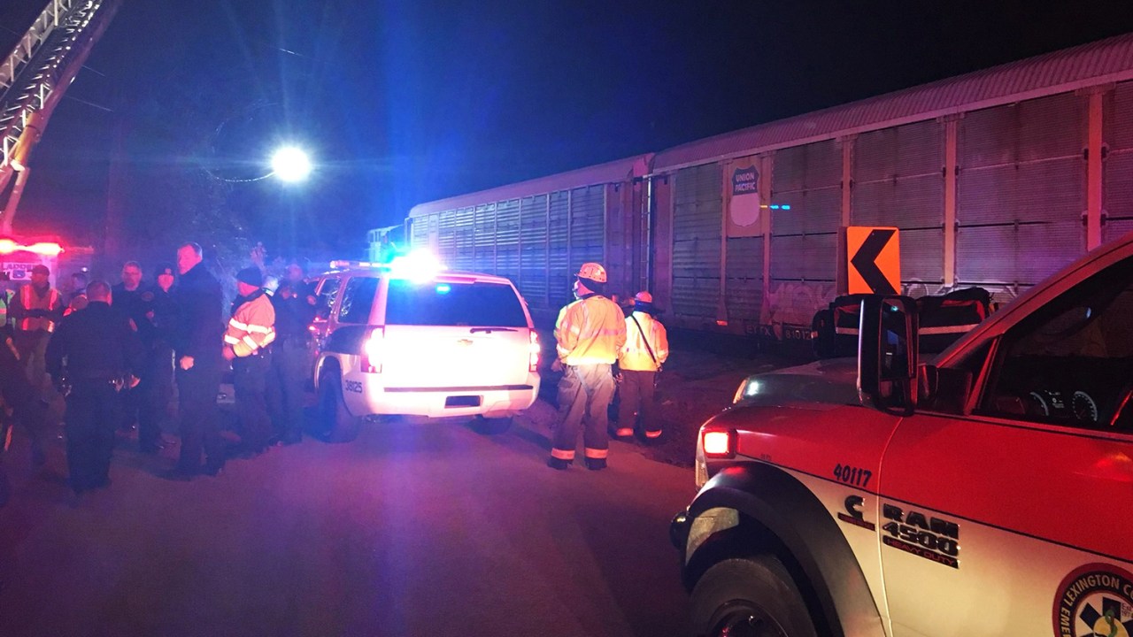 Equipes de emergência chegam ao local onde dois trens colidiram no condado de Lexington, localizado no estado americano da Carolina do Sul - 04/02/2018